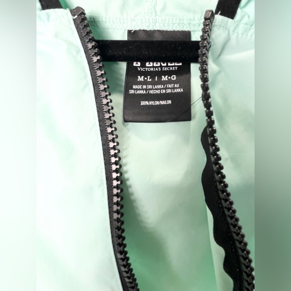 V.S. Pink Hooded windbreaker jacket. 1/2 Zip Close. Active Wear Teal/White. ML - Picture 11 of 12